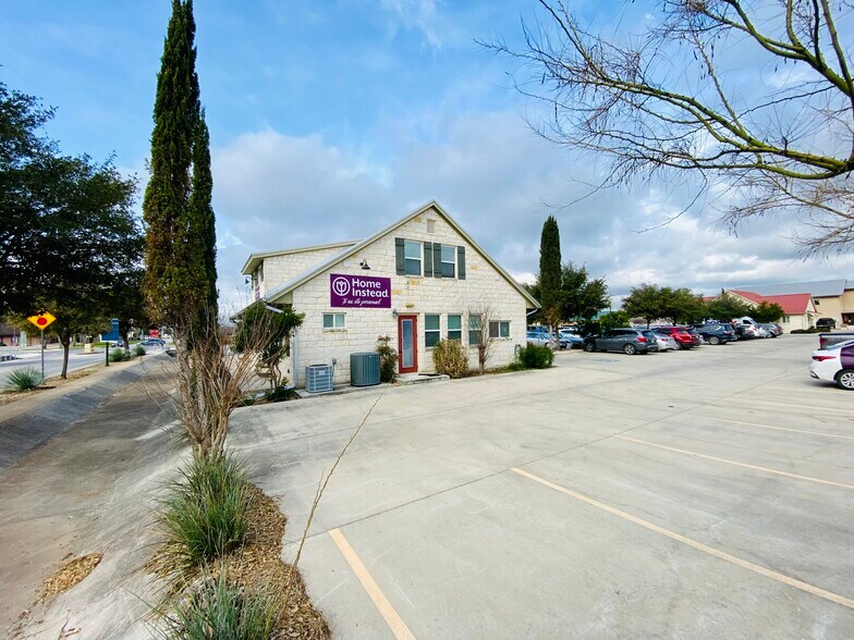 910 Gruene Rd, New Braunfels, TX à louer - Photo du bâtiment - Image 2 de 31