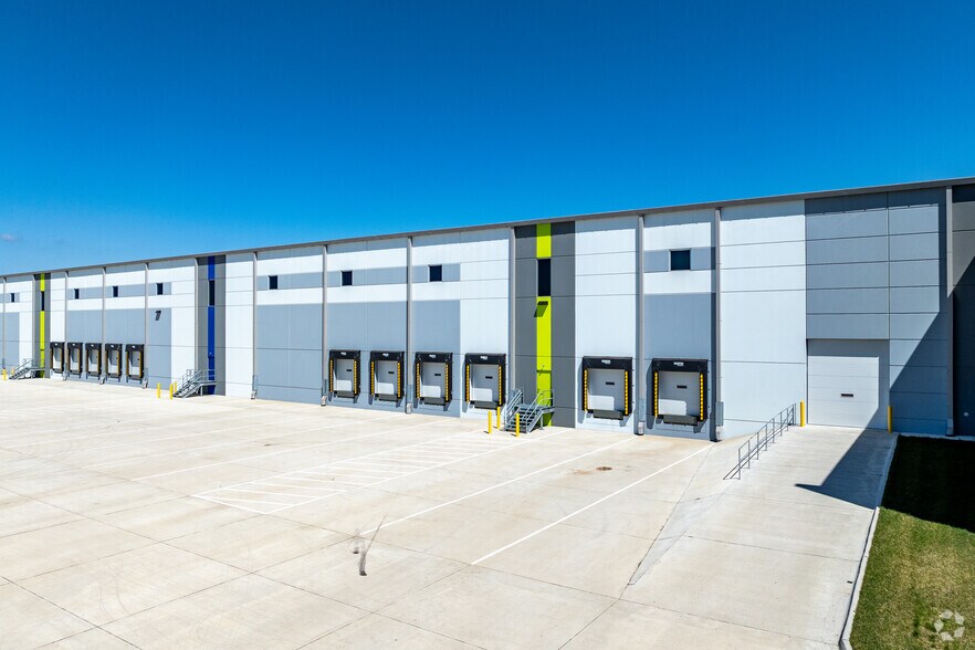 12501 Plum Dr, Urbandale, IA à vendre - Photo du bâtiment - Image 3 de 6