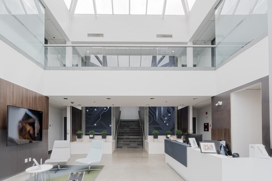 1250 Rue Marie-Victorin, St-Bruno-de-Montarville, QC à vendre - Photo du bâtiment - Image 3 de 25