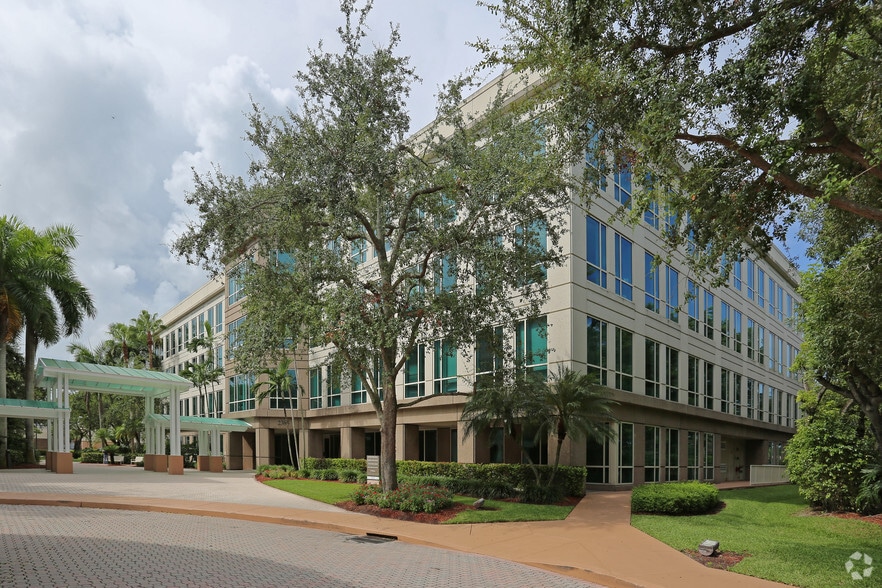 2385 NW Executive Center Dr, Boca Raton, FL for lease - Building Photo - Image 3 of 7