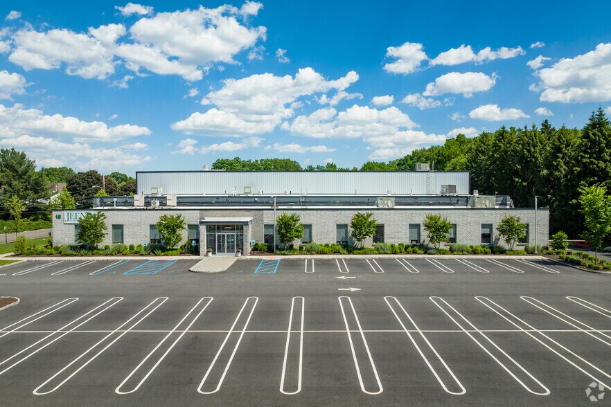 16 Law Dr, Fairfield, NJ à louer - Photo du bâtiment - Image 2 de 5