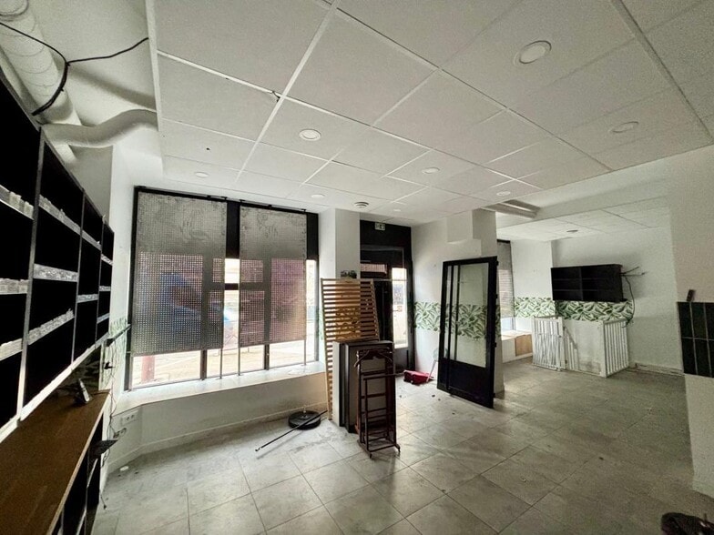 Retail in Versailles for lease - Interior Photo - Image 2 of 8