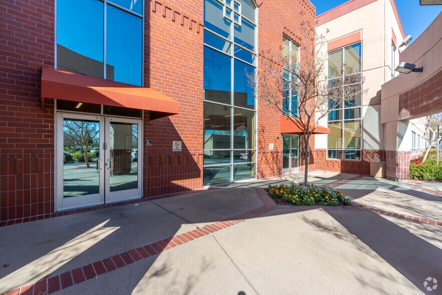 2450 Del Paso Rd, Sacramento, CA à louer - Photo du bâtiment - Image 3 de 7