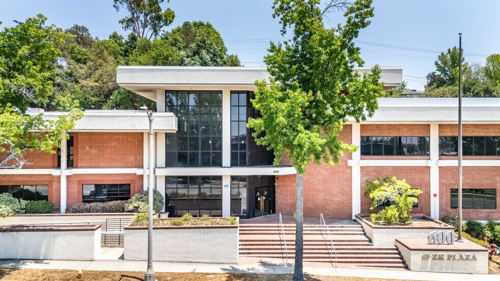 600 N Rosemead Blvd, Pasadena, CA à vendre - Photo du bâtiment - Image 1 de 46