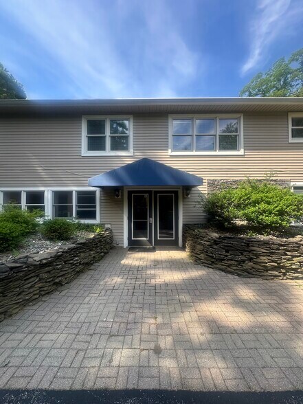 2421 Route 52, Hopewell Junction, NY à louer - Photo du bâtiment - Image 2 de 11