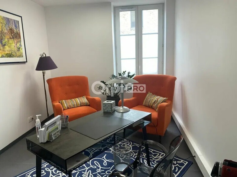 Office/Medical in Les Chères for lease - Interior Photo - Image 1 of 10