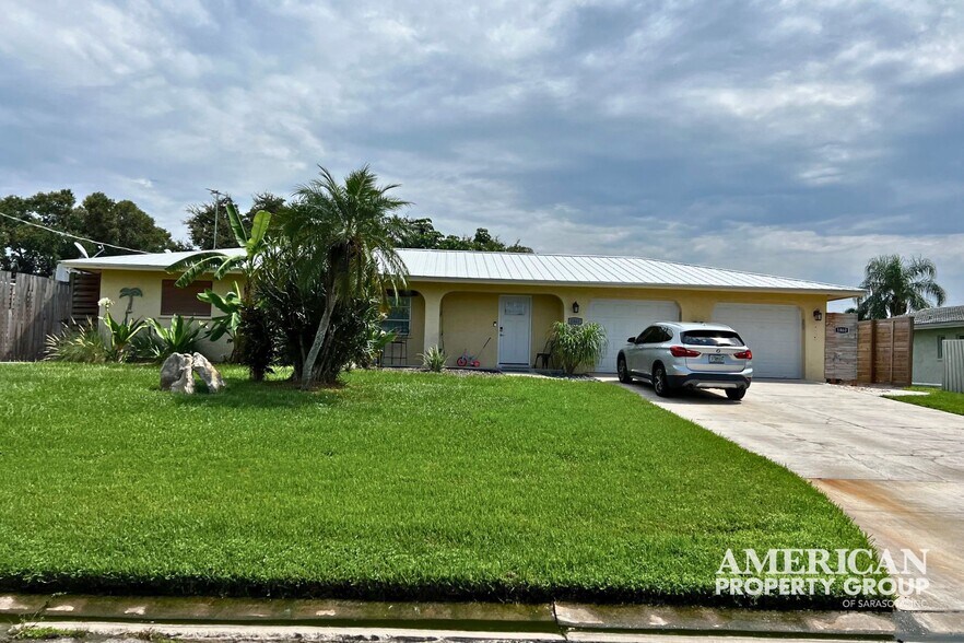 1860 Southpointe Dr, Sarasota, FL à vendre - Photo du bâtiment - Image 2 de 18