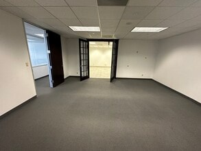 3030 Lyndon B Johnson Fwy, Dallas, TX à louer Photo intérieure- Image 2 de 4