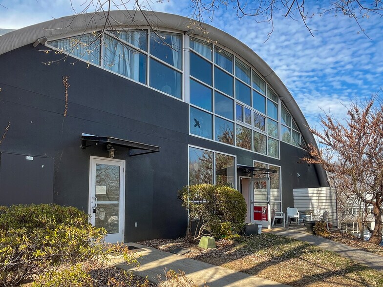1144 E Market St, Charlottesville, VA à louer - Photo du bâtiment - Image 2 de 4