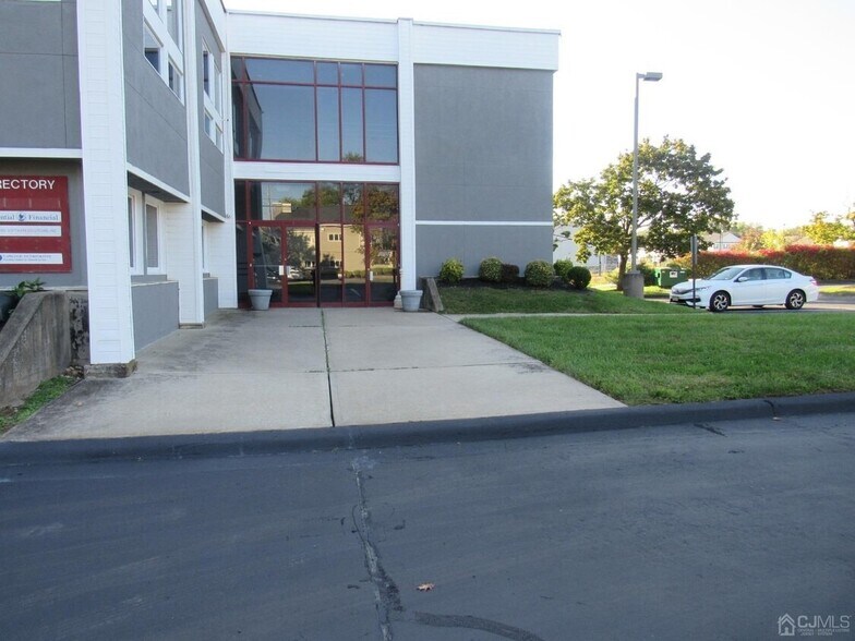 981 State Route 33 W, Monroe Township, NJ à louer - Photo du bâtiment - Image 3 de 3