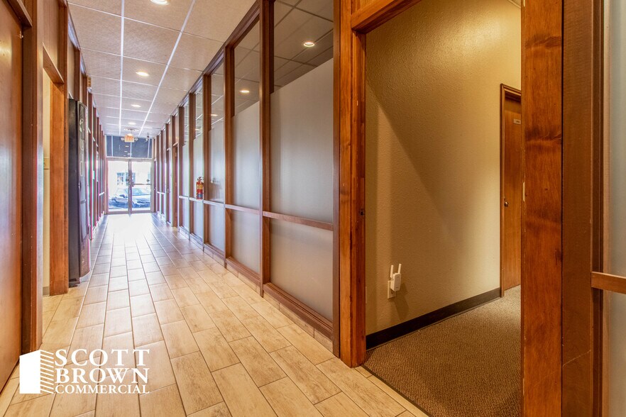 225 W Hickory St, Denton, TX for lease - Building Photo - Image 2 of 8