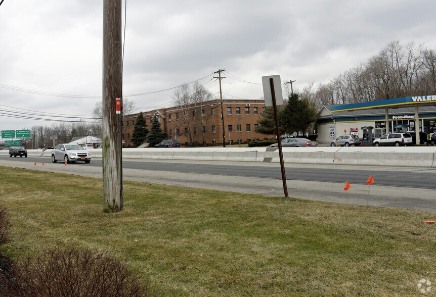 193 State Route 17 N, Mahwah, NJ à louer - Photo du bâtiment - Image 3 de 4