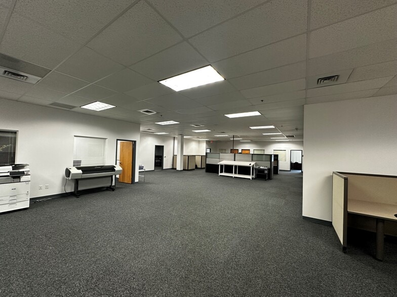 14175 Icot Blvd, Clearwater, FL for lease - Building Photo - Image 3 of 20