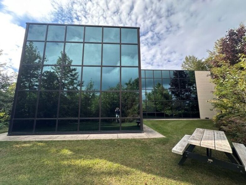 222 Industrial Park Dr, Elk Rapids, MI à vendre - Photo du bâtiment - Image 2 de 35