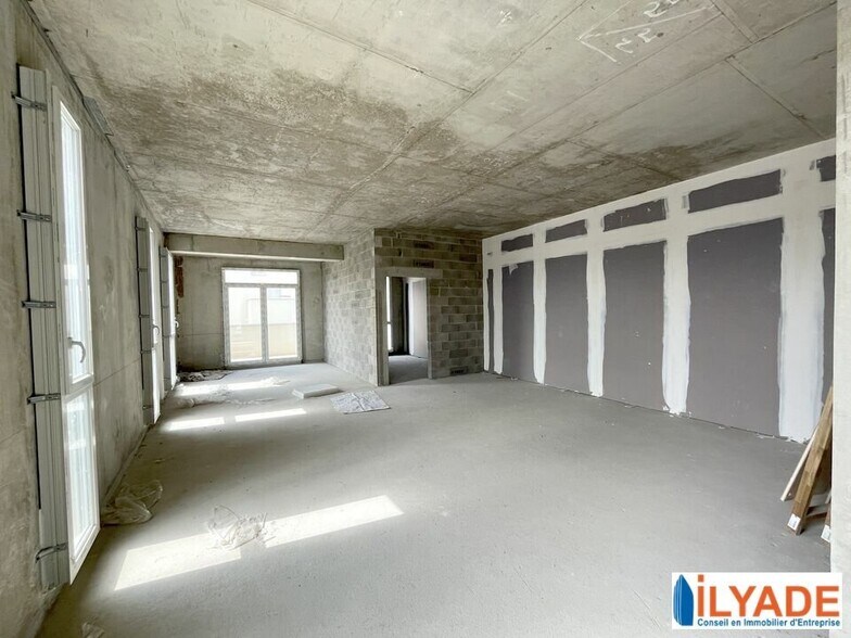Retail in Manosque for sale - Interior Photo - Image 1 of 10