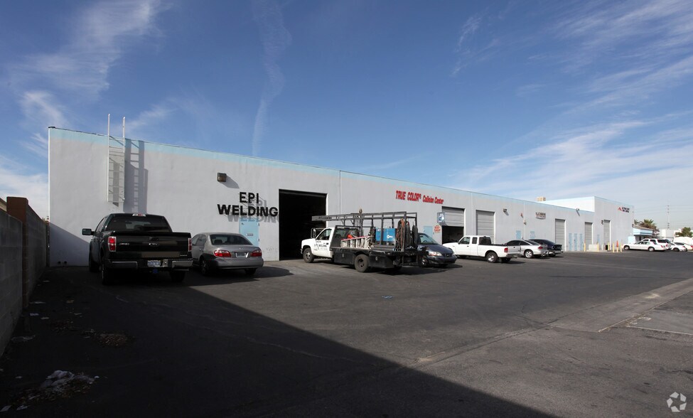 4695 W Nevso Dr, Las Vegas, NV à louer - Photo du bâtiment - Image 2 de 13