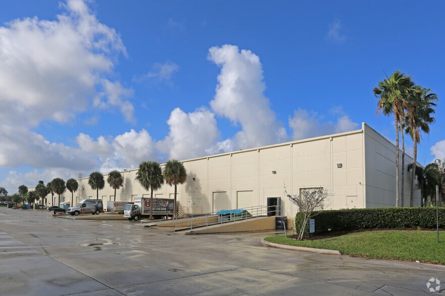 7830 Byron Dr, Riviera Beach, FL à louer - Photo du bâtiment - Image 3 de 10