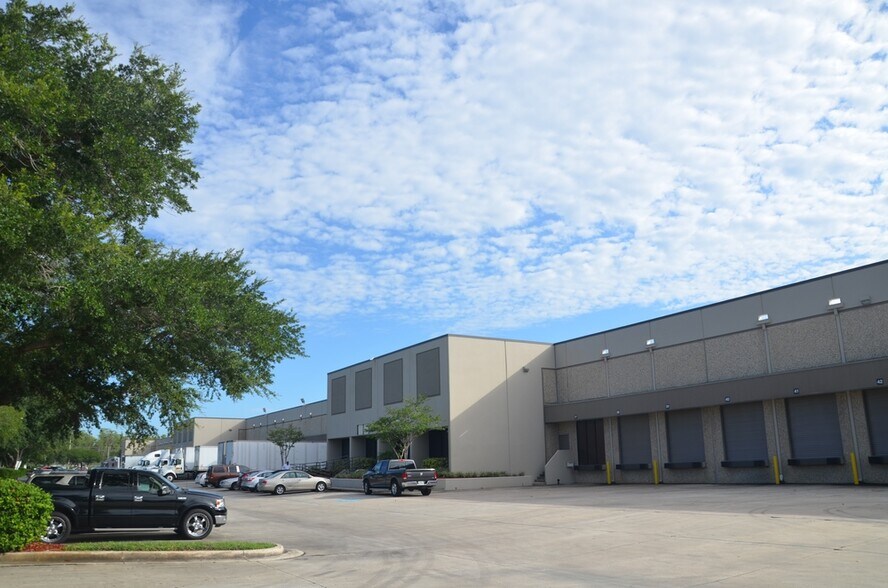 2900 Titan Row, Orlando, FL à louer - Photo du bâtiment - Image 2 de 8