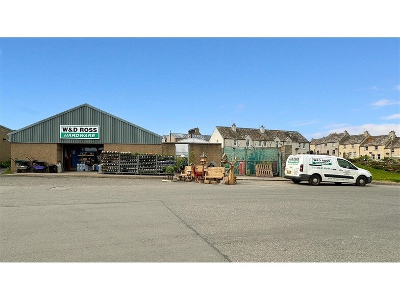 W&D Ross Hardware Store & Paint Spectrum portefeuille de 2 propriétés à vendre sur LoopNet.ca - Photo du bâtiment - Image 2 de 33