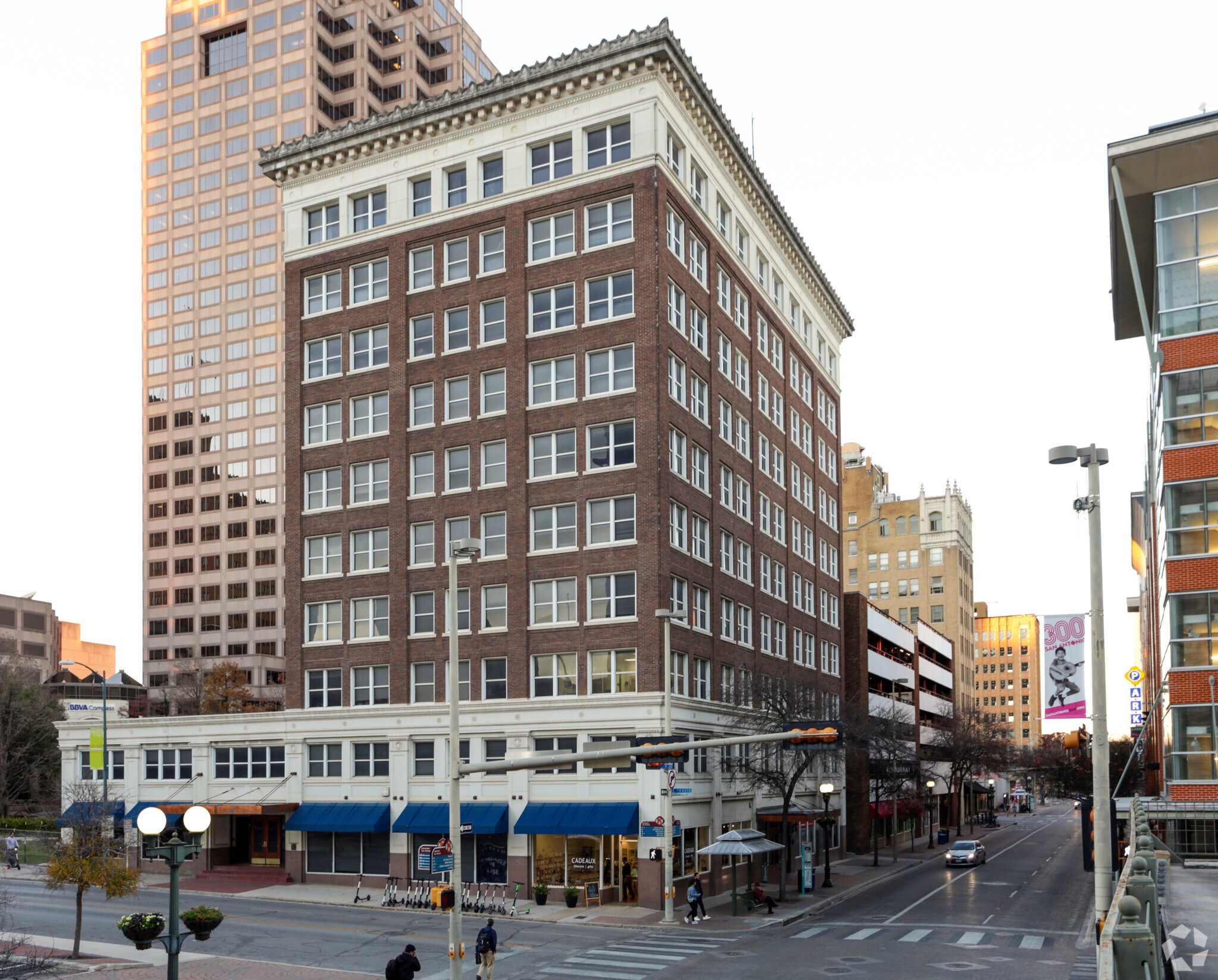 405-419 N Saint Marys St, San Antonio, TX à louer Photo principale- Image 1 de 42