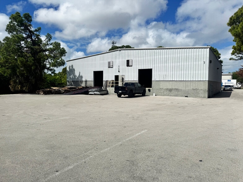 3670 Work Dr, Fort Myers, FL for lease - Building Photo - Image 1 of 2