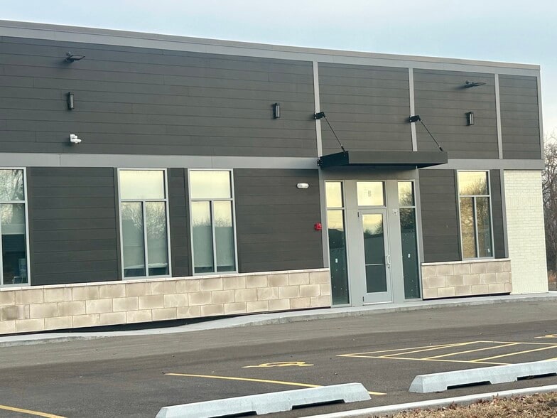 1200 N Milwaukee Ave, Libertyville, IL for lease - Building Photo - Image 3 of 4