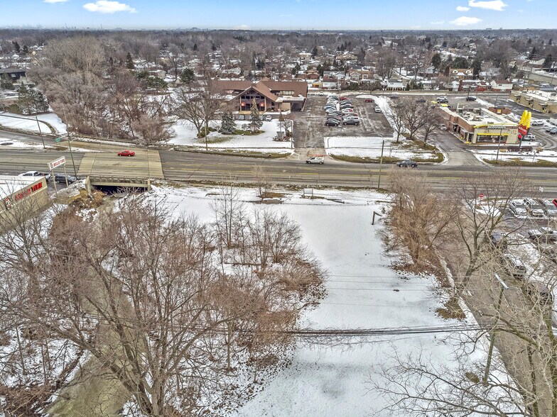 10854 Allen Rd, Taylor, MI à vendre - Photo du bâtiment - Image 2 de 7