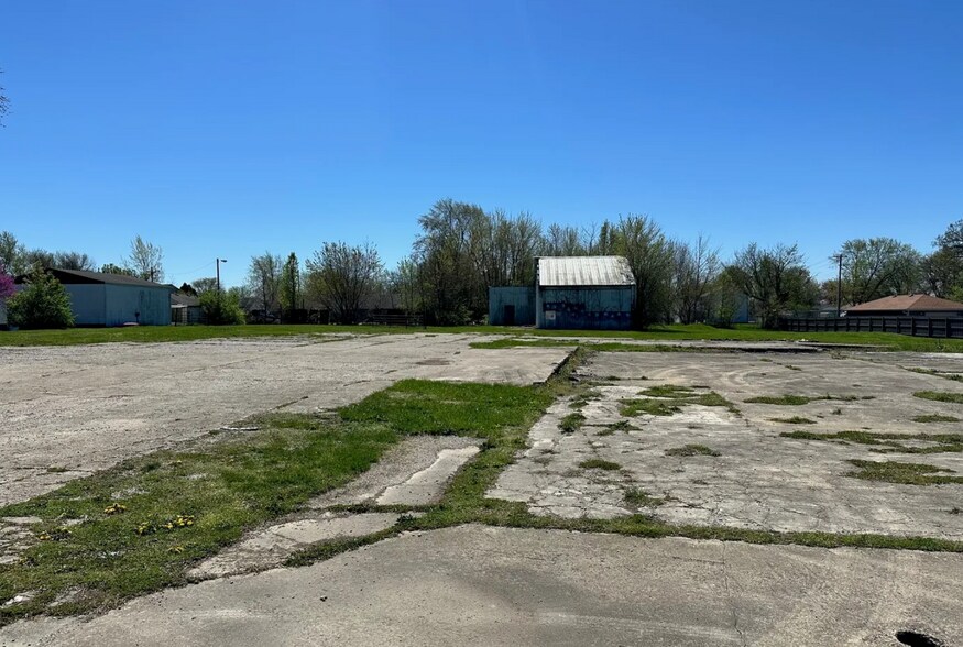 645-655 E Main St, Brownsburg, IN à vendre - Photo du bâtiment - Image 2 de 4