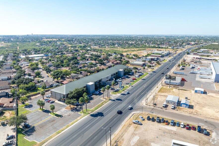 4151 Jaime Zapata Memorial Hwy, Laredo, TX à louer - Aérien - Image 3 de 31