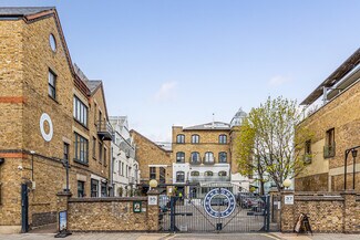 Plus de détails pour 35-37 Parkgate Rd, Londres - Bureau/Commerce de détail à louer