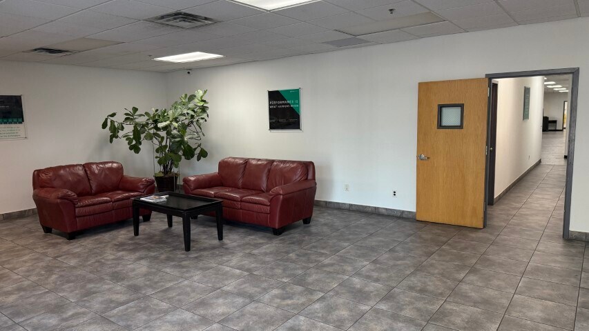 505 Acorn St, Deer Park, NY à vendre - Photo intérieure - Image 2 de 11