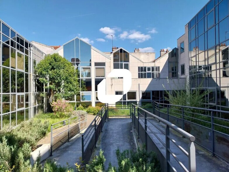 Bureau dans Alfortville à louer - Photo du bâtiment - Image 1 de 13