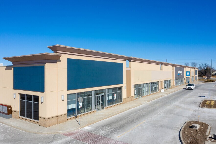 540-685 Laval Dr, Oshawa, ON à louer - Photo du bâtiment - Image 2 de 8