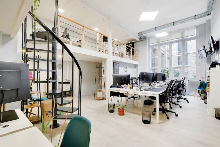 Immeuble residentiel dans Paris à vendre - Photo intérieure - Image 1 de 7
