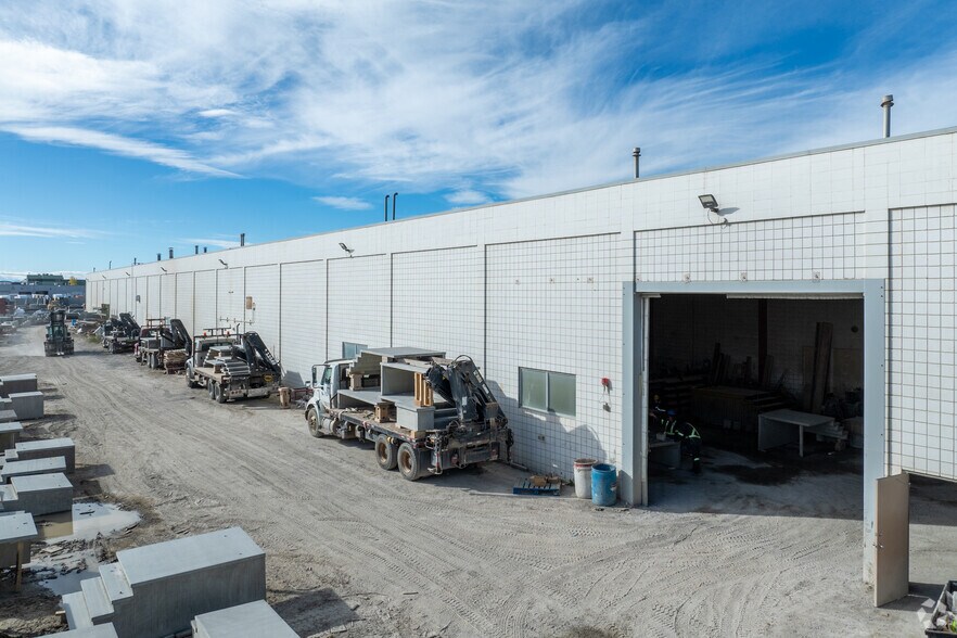 8615 48th St SE, Calgary, AB à louer - Photo du bâtiment - Image 2 de 13