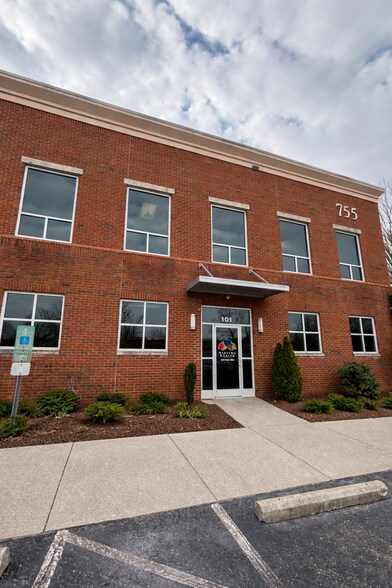 755 Highland Oaks Dr, Winston-Salem, NC à louer - Photo du bâtiment - Image 3 de 14