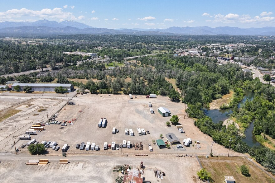 8025 Eastside Rd, Redding, CA à louer - Photo principale - Image 1 de 7