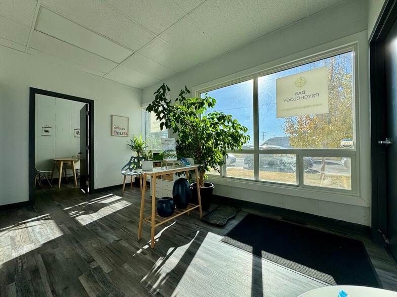 10012 79 Av NW, Edmonton, AB à vendre - Photo intérieure - Image 2 de 5