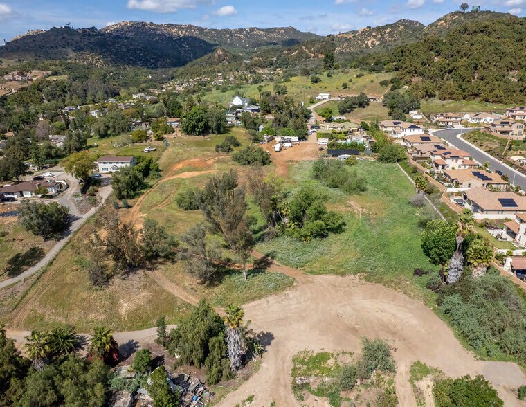 2210 Via Hondita, Escondido, CA à vendre - Photo du bâtiment - Image 2 de 5