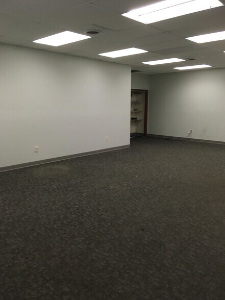 6647 Old Thompson Rd, Syracuse, NY à louer - Photo intérieure - Image 2 de 11