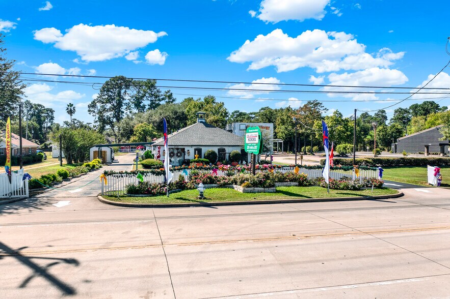 17127 Red Oak Dr, Houston, TX à vendre - Photo du bâtiment - Image 2 de 16