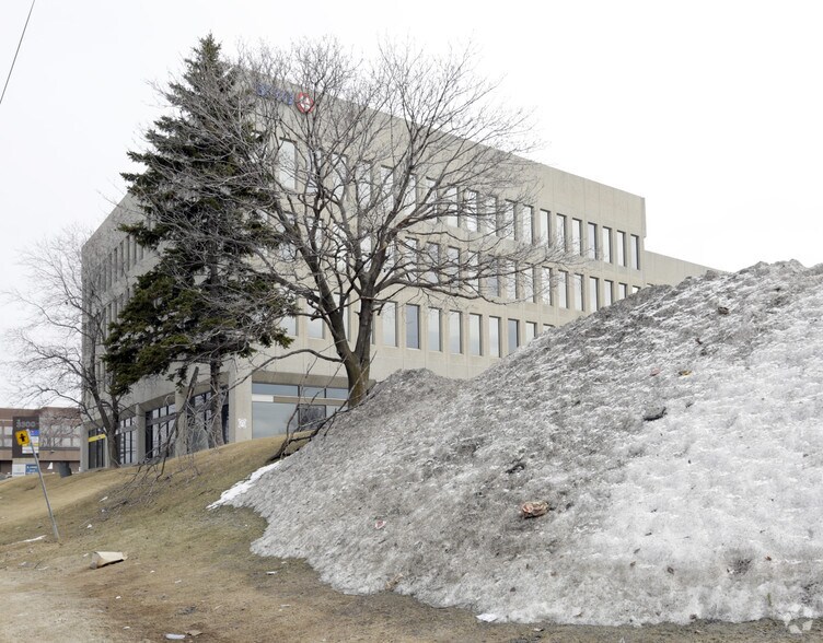 3300 Boul de la Côte-Vertu, Montréal, QC à louer - Photo du bâtiment - Image 2 de 5