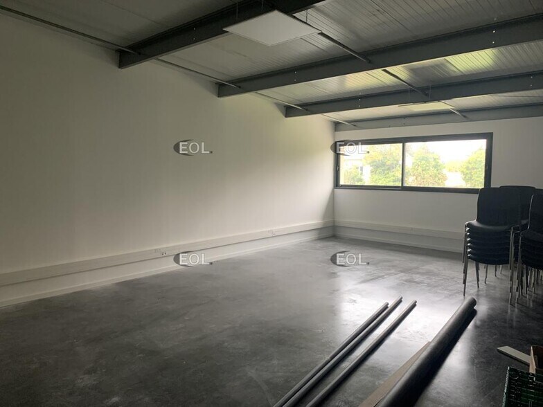 Office in Le Thor for lease - Interior Photo - Image 1 of 2