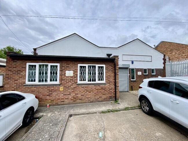More details for 24 Bates Rd, Romford - Industrial for Lease