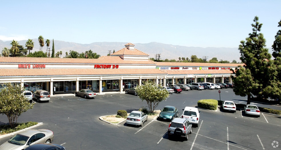 158-250 E Base Line Rd, Rialto, CA for lease - Building Photo - Image 2 of 3