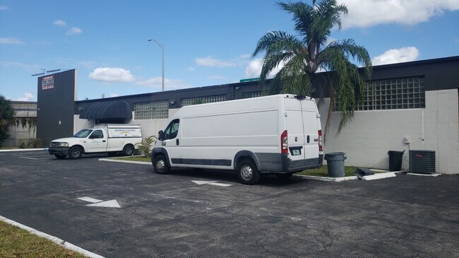 Plus de détails pour 1815 10th Ave N, Lake Worth Beach, FL - Industriel à louer