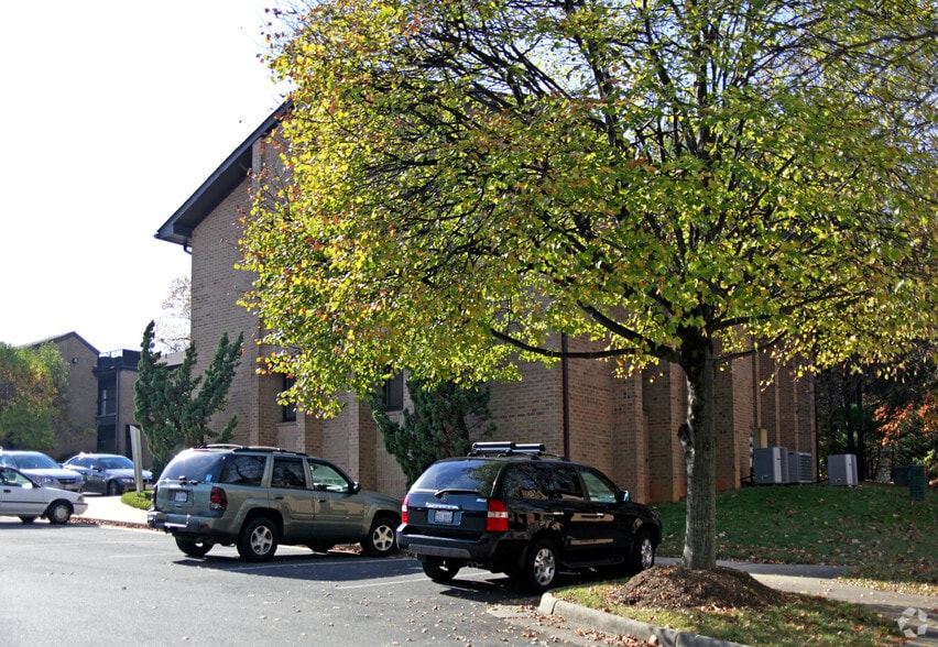 5240-5246 Lyngate Ct, Burke, VA à vendre - Photo du bâtiment - Image 3 de 8