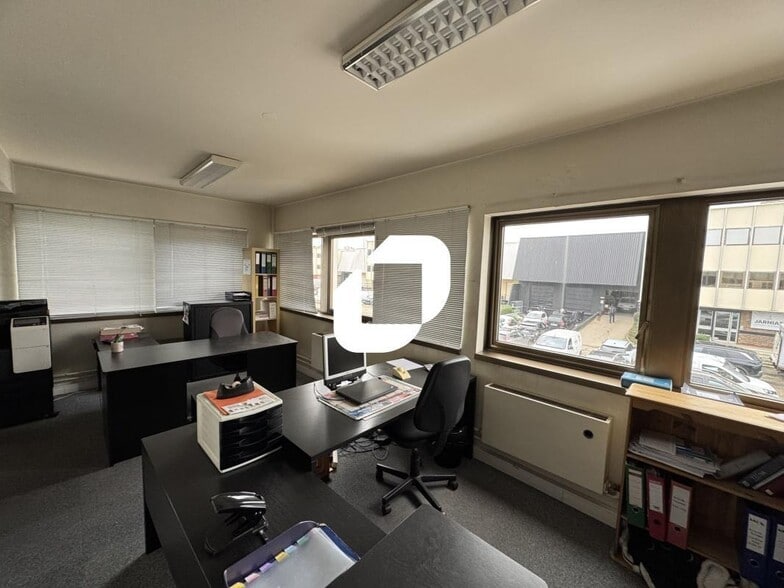 Industrial in L Hay Les Roses for lease - Building Photo - Image 3 of 6