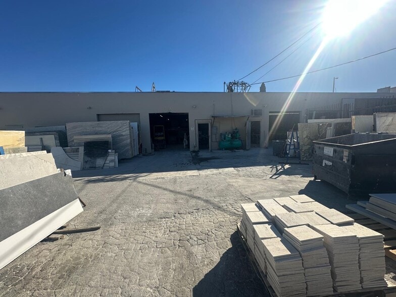 13423 Wyandotte St, North Hollywood, CA for lease - Building Photo - Image 2 of 9