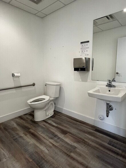 10416 81st Ave NW, Edmonton, AB à louer - Photo intérieure - Image 3 de 6